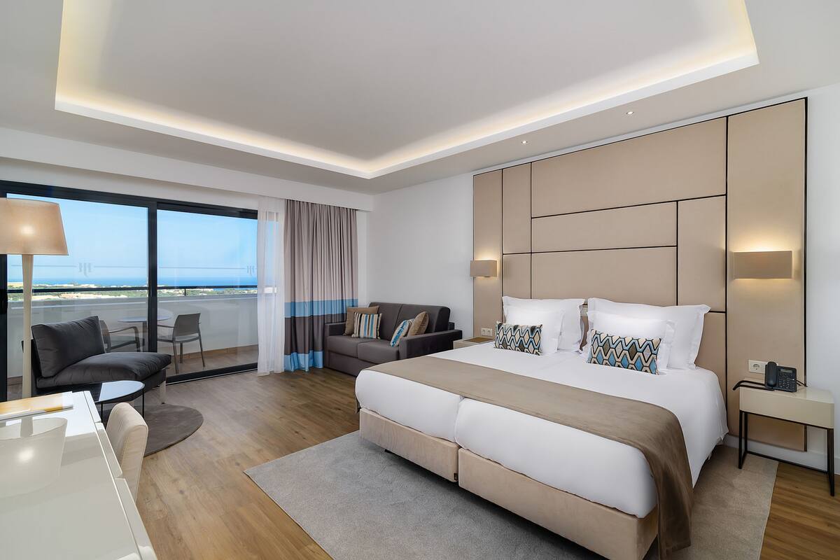Minibar, két bảo mật tại phòng, bàn 