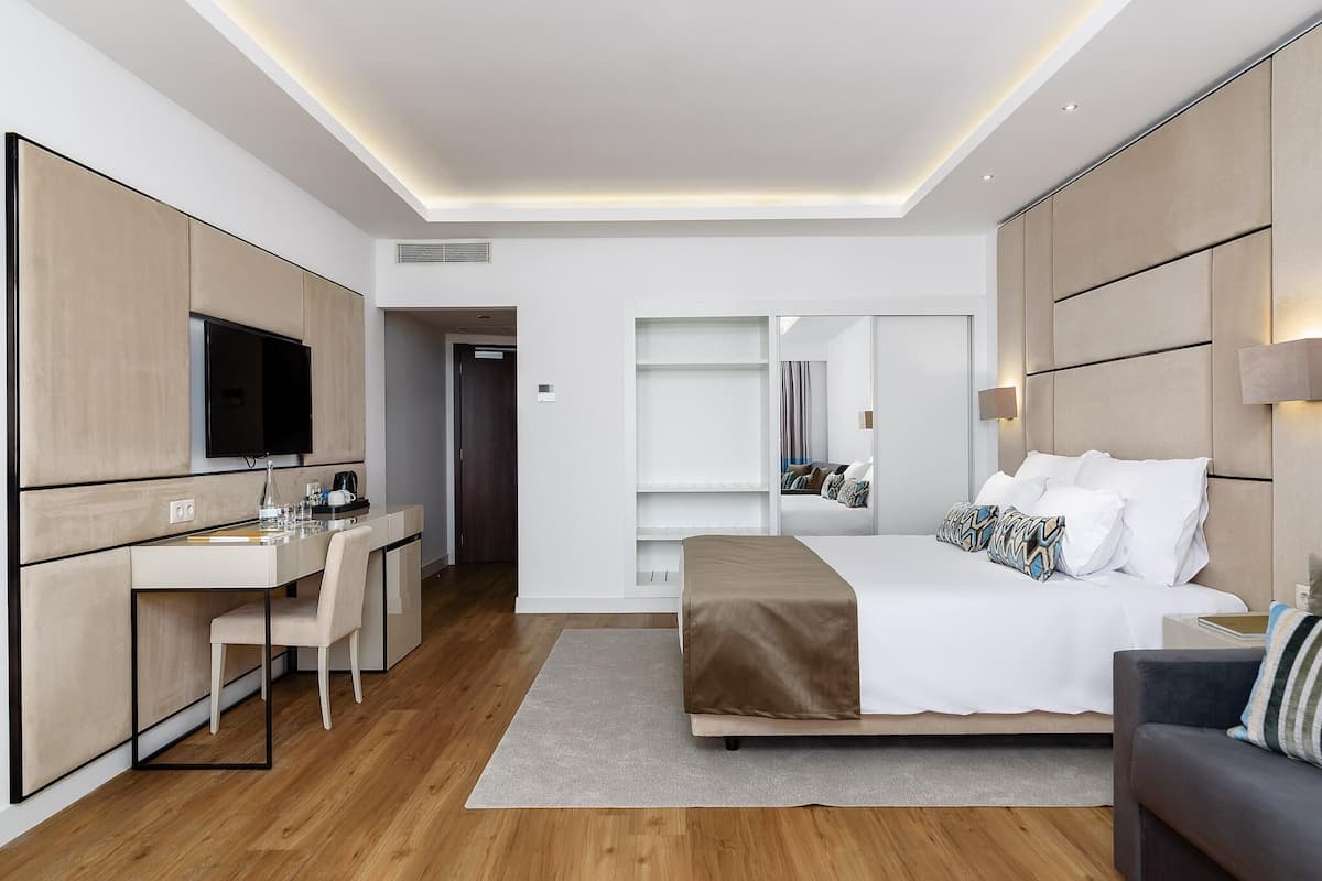 Classic Double or Twin Room | Minibar, in-room safe, desk, laptop workspace