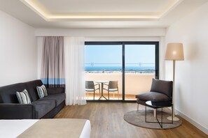 Habitación doble Deluxe, vista al mar | Minibar, caja de seguridad en la habitación y escritorio 