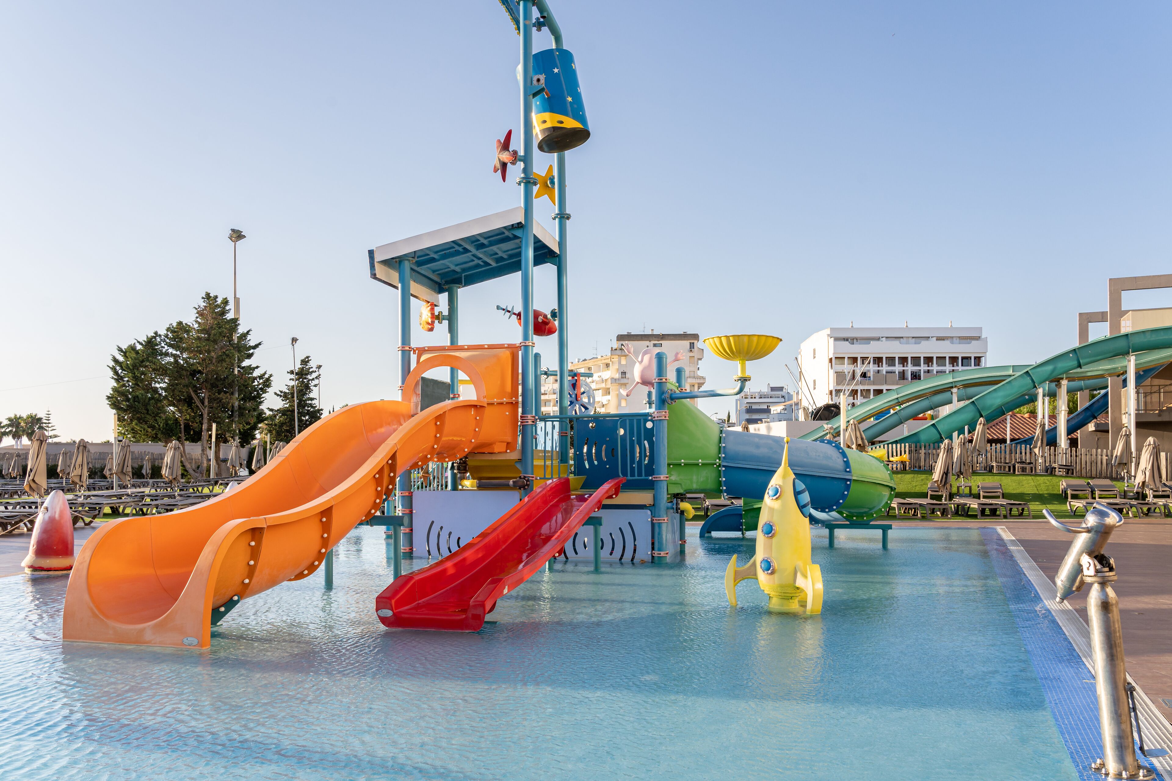 Un parque acuático con múltiples toboganes y atracciones acuáticas.