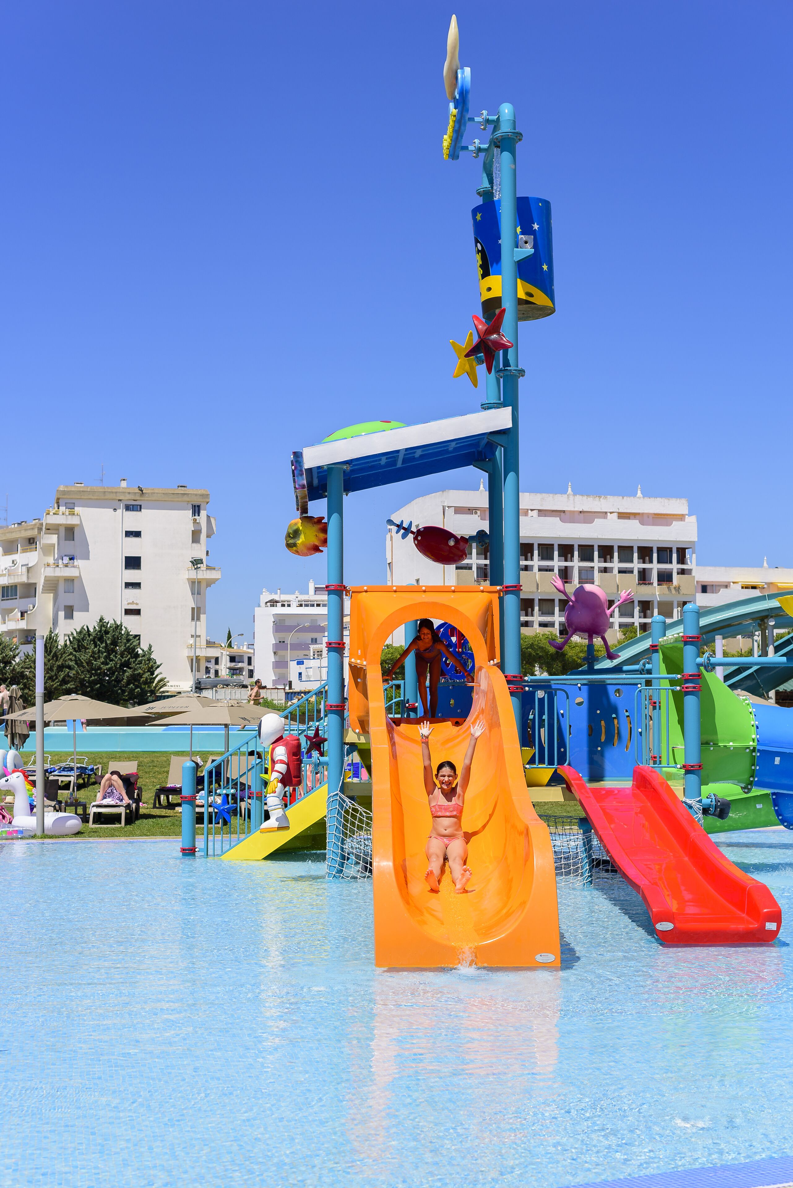 Un parque acuático con toboganes y estructuras de juego.