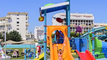 Un parque acuático con toboganes y estructuras de juego.