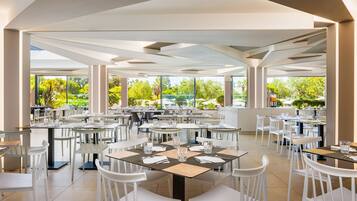 2 restaurantes; se sirven desayunos y cocina local e internacional