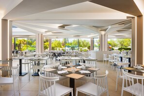 2 restaurants, breakfast, lunch served; local and international cuisine  -  Jupiter Albufeira Hotel - Family & Fun - All Inclusive 24h (Albufeira)