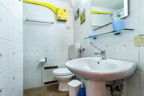 Apartment, Ground Floor | Bathroom | Shower, towels - Partanna Mondello Low Cost (Palermo)