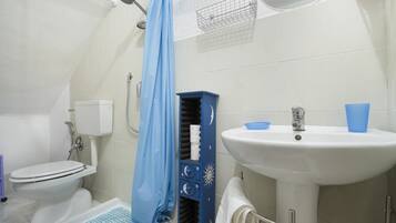 Apartment, 1 Schlafzimmer, Erdgeschoss | Badezimmer | Dusche, HandtĂŒcher