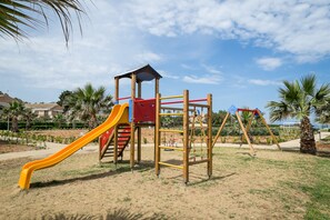 Zona de juegos infantil al aire libre