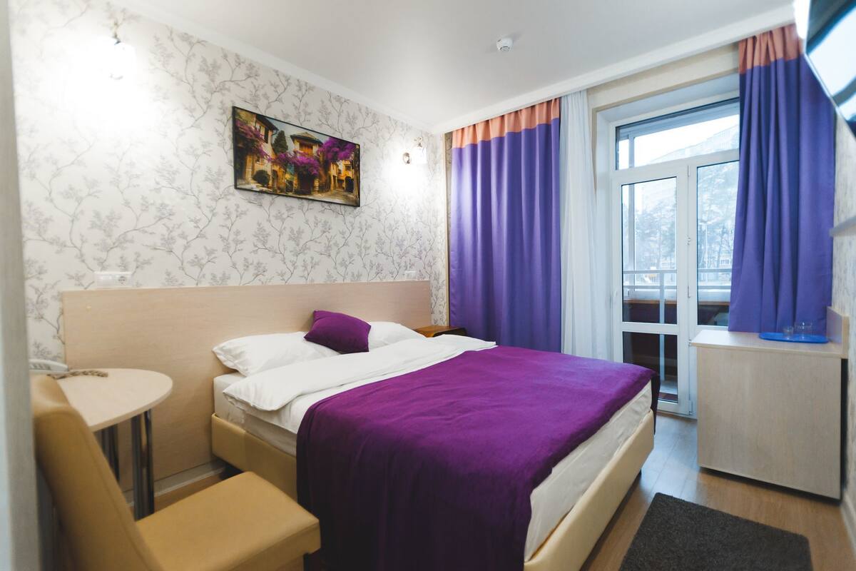 Eenvoudige tweepersoonskamer | Luxe beddengoed, een bureau, een strijkplank/strijkijzer, gratis wifi