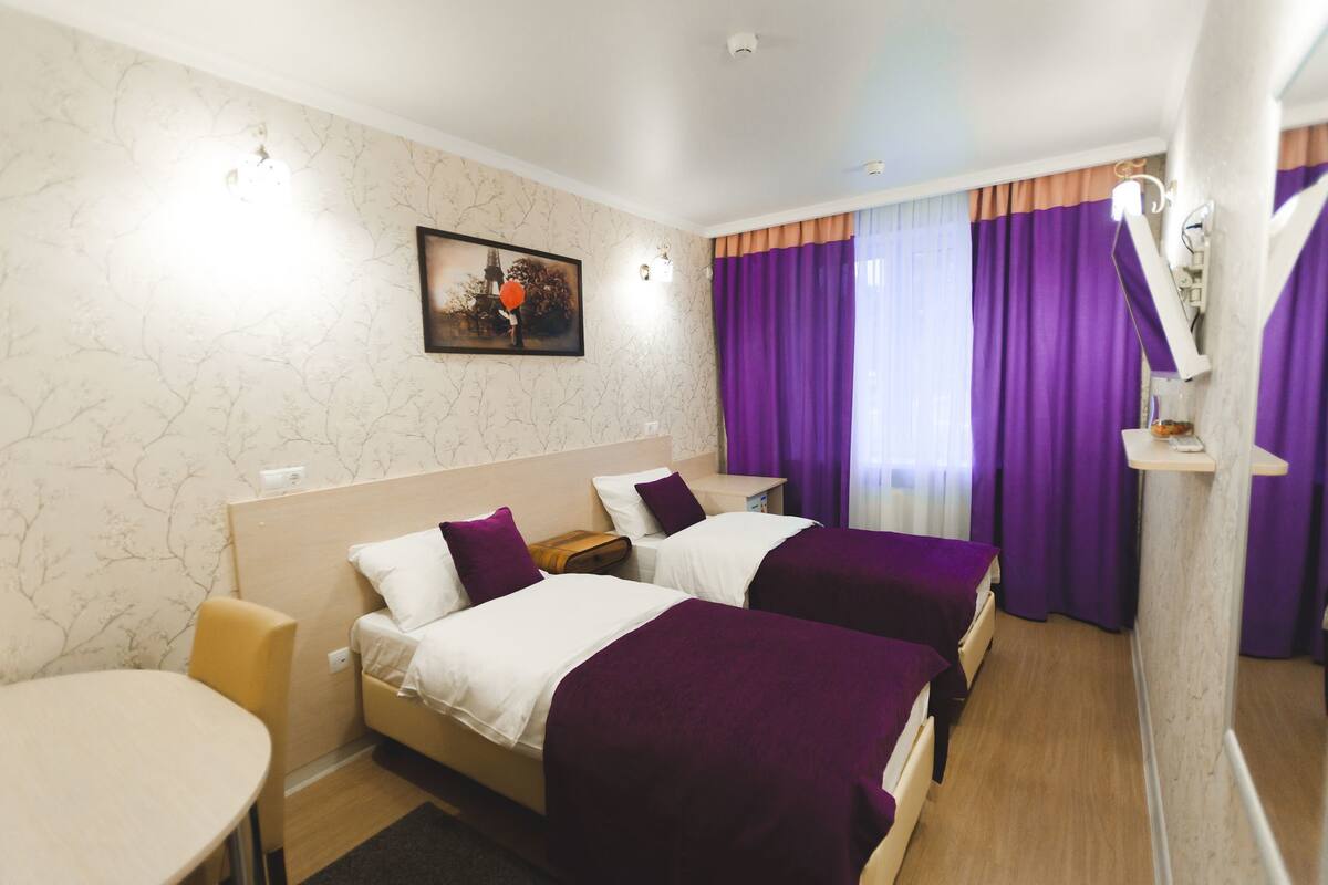Eenvoudige Twin kamer | Luxe beddengoed, een bureau, een strijkplank/strijkijzer, gratis wifi