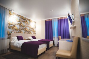 Habitación básica con 2 camas individuales | Ropa de cama de alta calidad y escritorio 