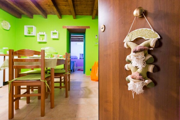 Apartment, 1 Schlafzimmer | Essbereich im Zimmer