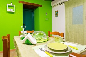 Appartement, 1 chambre | Restauration dans la chambre