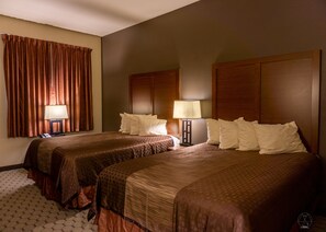 Escritorio, espacio para trabajar con laptop y cortinas blackout 