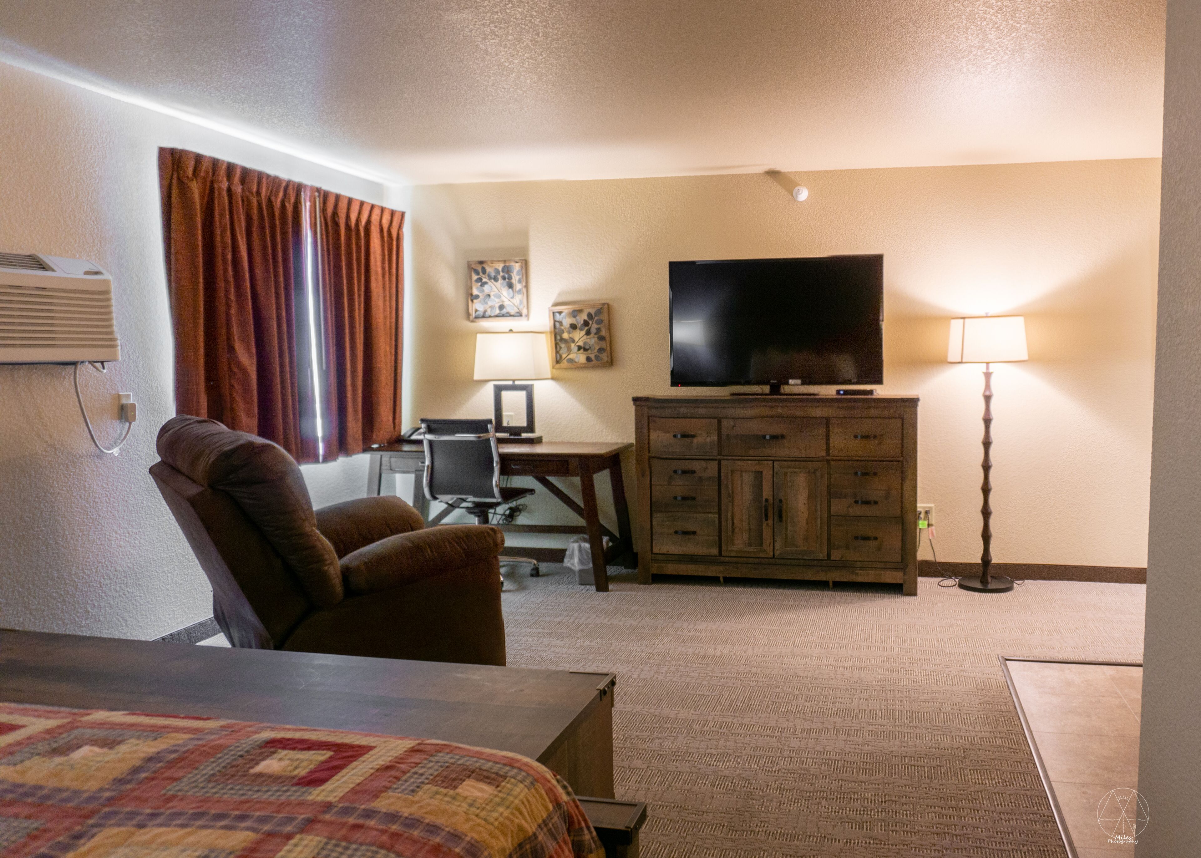 executive suite, 1 king bed | living area | flat-screen tv