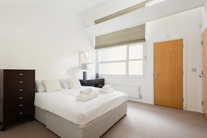 Apartment, 2 Bedrooms, Non Smoking | 3 bedrooms, individually decorated, individually furnished - Platinum Apartment Near Westminster 9982 (London)