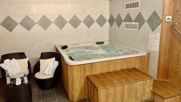 Sauna, hot tub