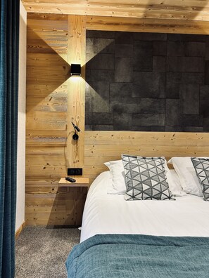 Quarto casal superior | Roupas de cama premium, camas Select Comfort, cofres nos quartos