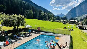 Außenpool (je nach Saison geöffnet), Sonnenschirme, Liegestühle