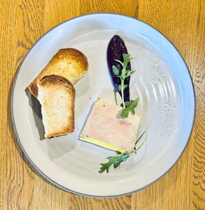 2 restaurantes, se sirven desayunos, comidas, cenas y cocina francesa