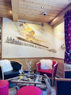 2 restaurantes; se sirven desayunos, almuerzos, cenas y cocina francesa 