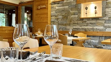 2 restaurantes; se sirven desayunos, almuerzos, cenas y cocina francesa