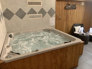 Bañera de hidromasaje cubierta