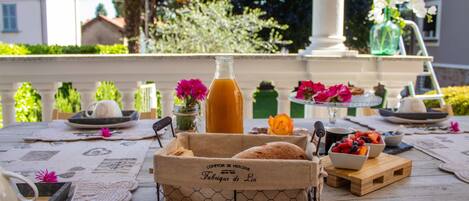 Petit déjeuner complet compris tous les jours