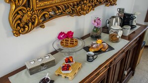 A breakfast buffet with a variety of pastries, fruits, and beverages on a wooden counter. - B&B Villa le Rondini (Castronno)