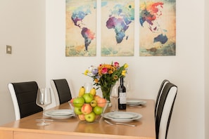 Apartment, 2 Bedrooms, Non Smoking (9999) | In-room dining