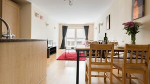 In-room dining - Platinum Apartments Next to London Bridge 9997 (London)