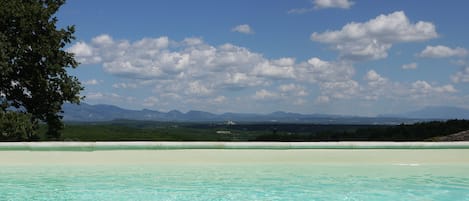 Alberca al aire libre y alberca climatizada