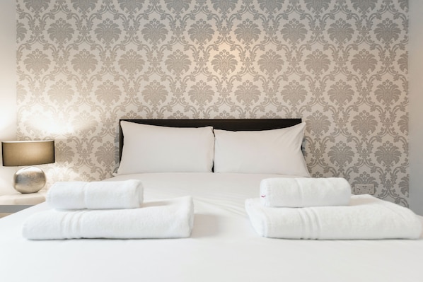 4 bedrooms, iron/ironing board, cots/infant beds, free WiFi - Platinum Apartments near Angel Station 9989 (London)