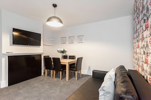 Apartment, 4 Bedrooms, Non Smoking | Living area
