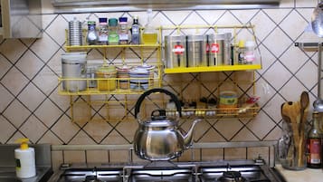Frigorífico grande, microondas, horno y cafetera o tetera