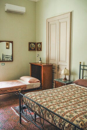 Triple Room, Shared Bathroom, City View | In-room safe, individually decorated, individually furnished, desk - Casa Verdi (Catania)