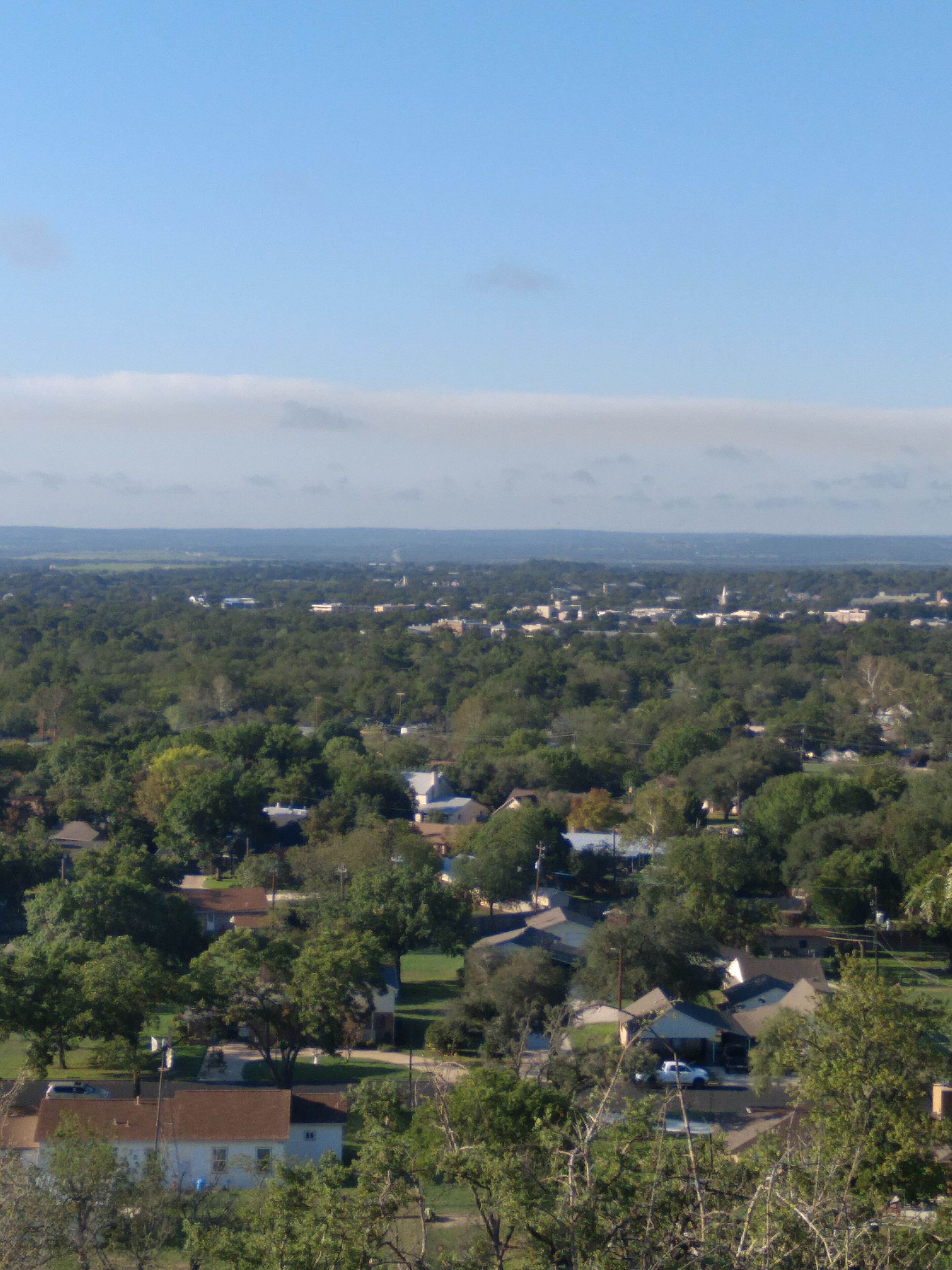 Un quartier résidentiel avec des maisons et des arbres.
