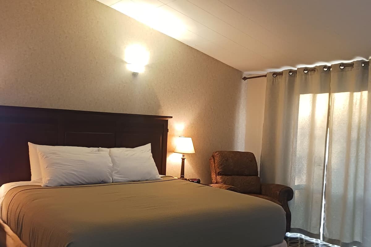 Standard Room, 1 King Bed | Individually decorated, laptop workspace, iron/ironing board, free WiFi