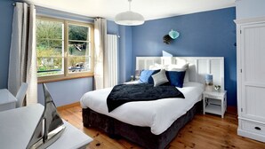 A bedroom with a large bed, a desk, and a wardrobe. - Chambres D'hôtes Villa de Vienne-en-arthies (Vienne-en-Arthies)