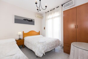 Cortinas blackout, tabla de planchar con plancha y wifi gratis 