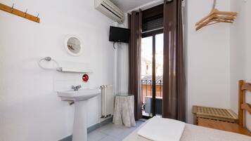 Habitación individual, baño compartido | Balcón