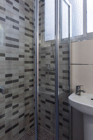 Triple Room, Private Bathroom (externo) | Bathroom shower - Pensión Mesones (Granada)