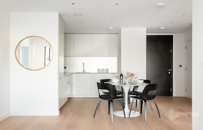 Full-sized fridge, microwave, oven, stovetop