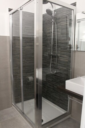 Deluxe Triple Room | Bathroom shower - Triscele Glamour Rooms (Palermo)