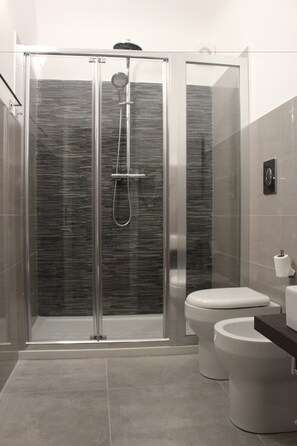 Habitación cuádruple exclusiva | Regadera en el baño