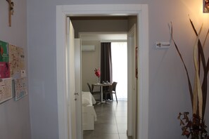 Exclusive Quadruple Room | Premium bedding, down duvets, minibar, in-room safe - Triscele Glamour Rooms (Palermo)