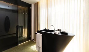 Deluxe Premium Room | 욕실 | 샤워 시설, 레인폴 샤워기, 무료 세면용품, 타월