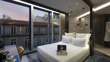 Deluxe kamer | Een minibar, een kluis op de kamer, een bureau, verduisterende gordijnen