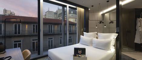 Kamar Deluks | Minibar, brankas, meja kerja, dan tirai kedap cahaya