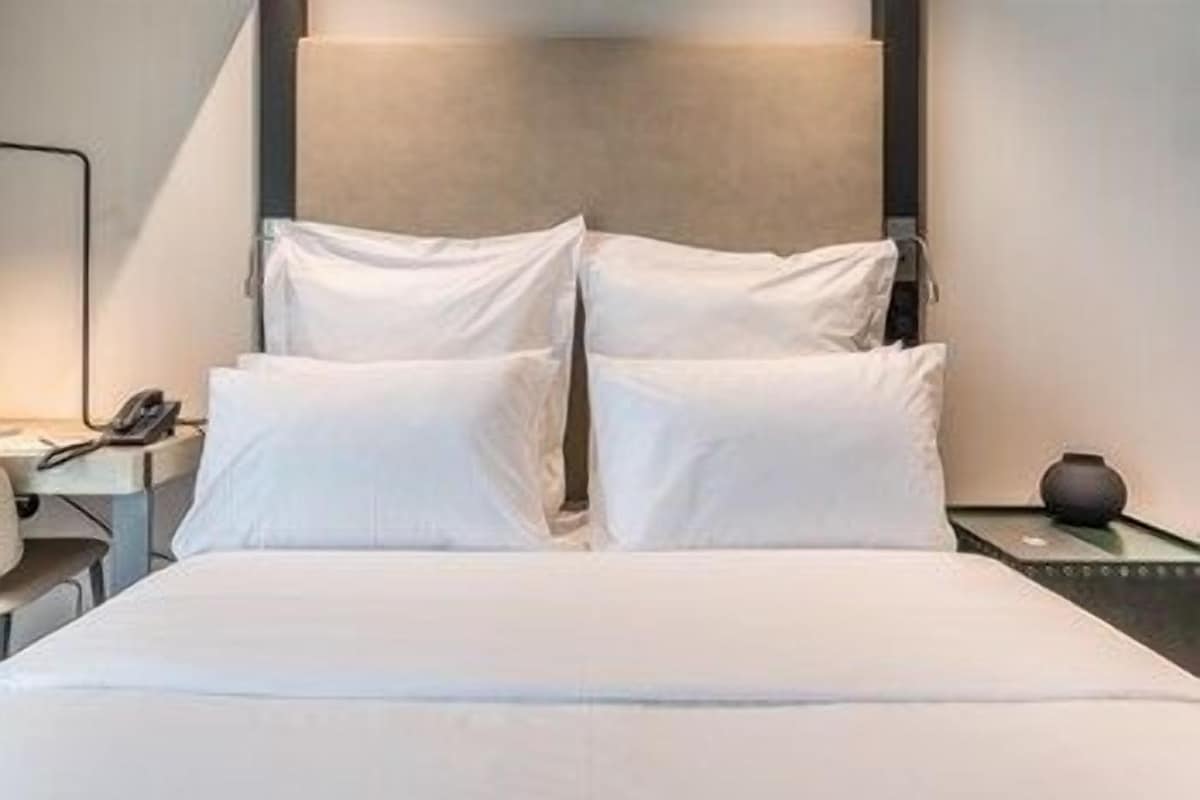 Minibar, safe på rommet, skrivebord og blendingsgardiner