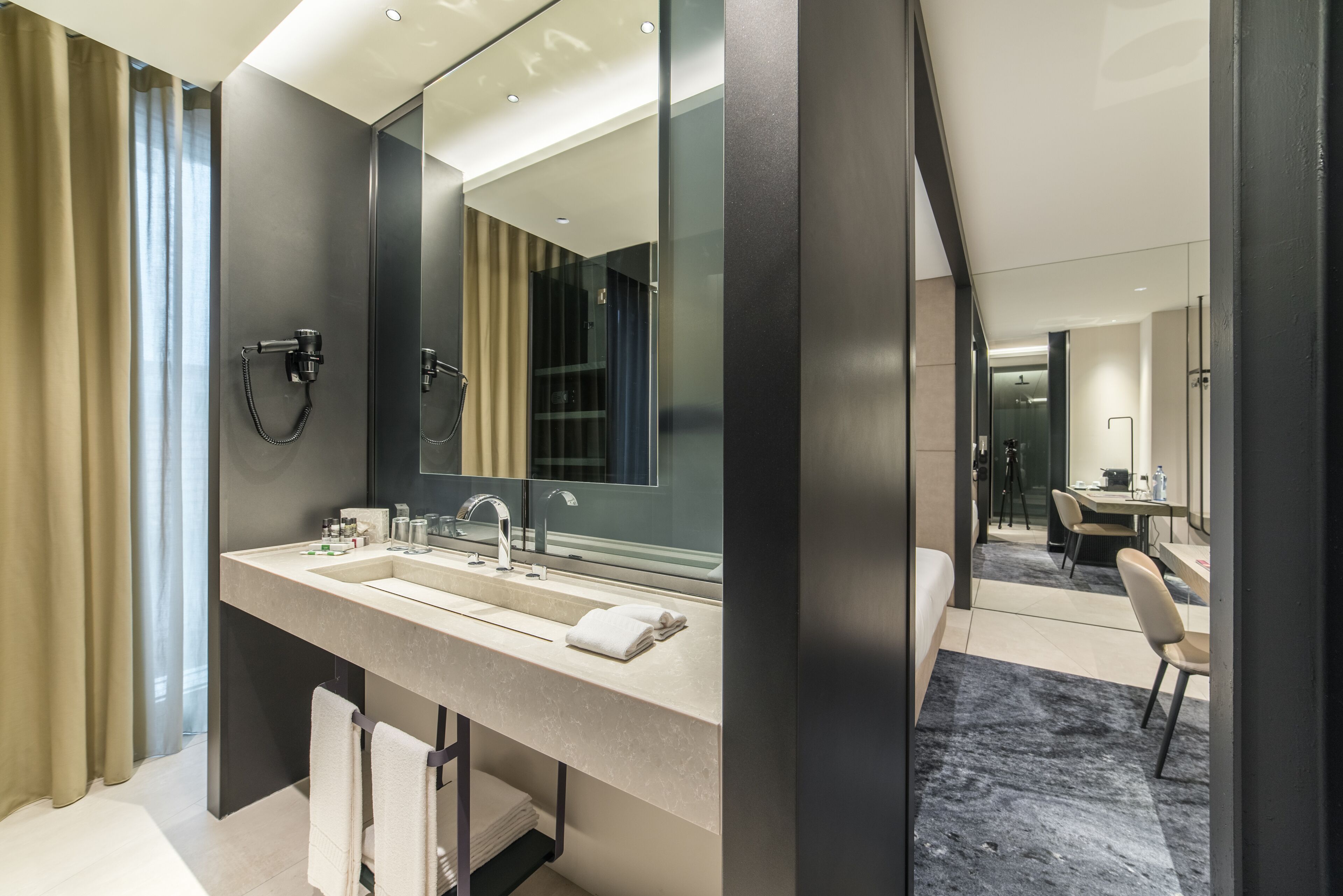 twin room, city view | bathroom | shower, rainfall showerhead, free toiletries, towels